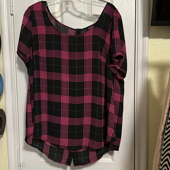 Torrid s/s Pink & Black Top. Buttons up the back. EUC Size 0 - Picture 3 of 5
